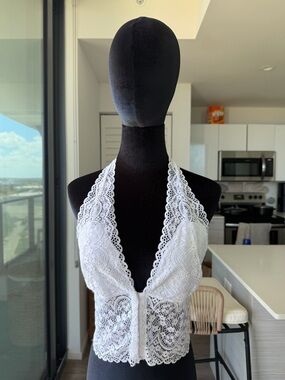 White Lace Halter Bralette - crop top - NWOT - size M - elastic fabric